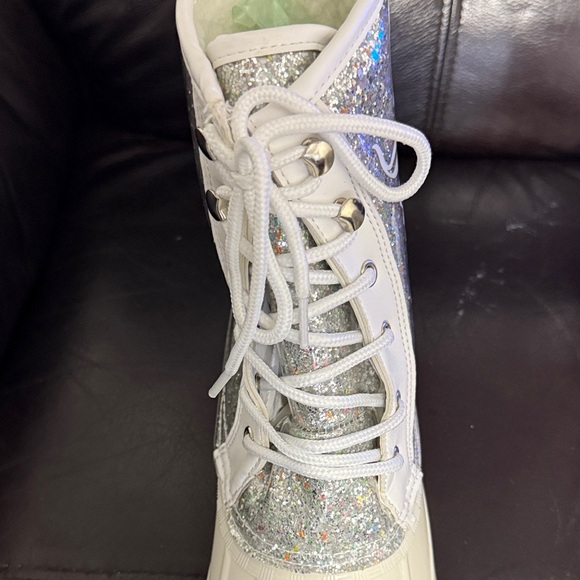 Juicy Couture Glitter Silver and Cream Winter Boots with lace at the front - Picture 10 of 13